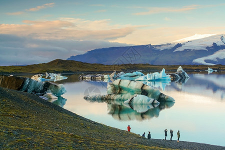 冬天Jokulsarlon环礁湖带蓝色天空漂浮冰山岛约古沙龙融化图片