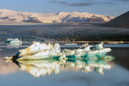 Jokulsarlon环礁湖带蓝色天空漂浮冰山岛公园户外雪图片