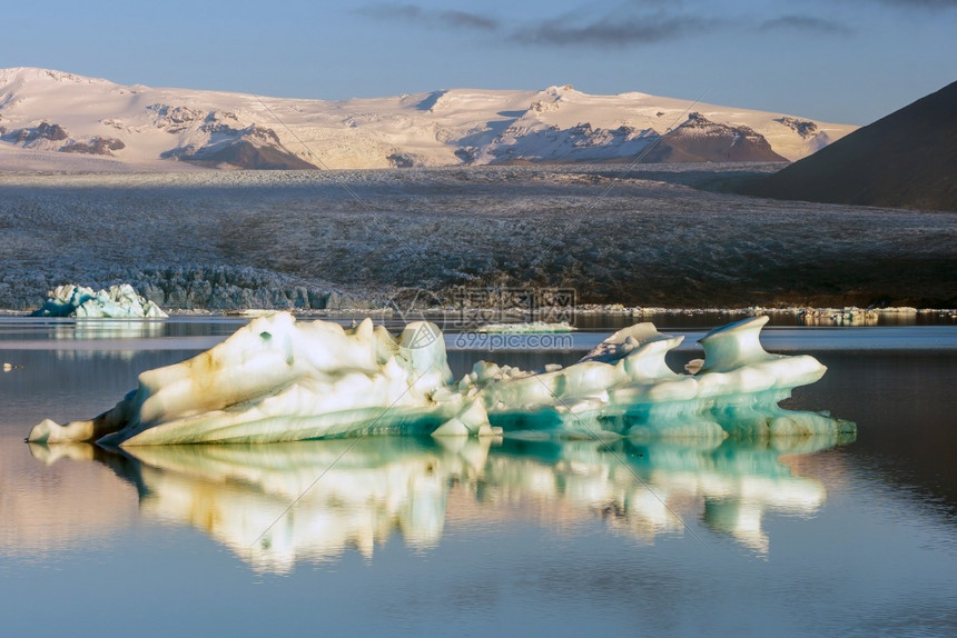 Jokulsarlon环礁湖带蓝色天空漂浮冰山岛公园户外雪图片