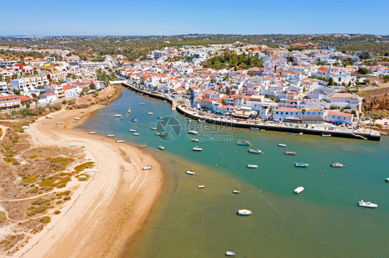 阿拉德镇悬崖来自葡萄牙阿尔加韦Ferragudo村的空中飞机图片