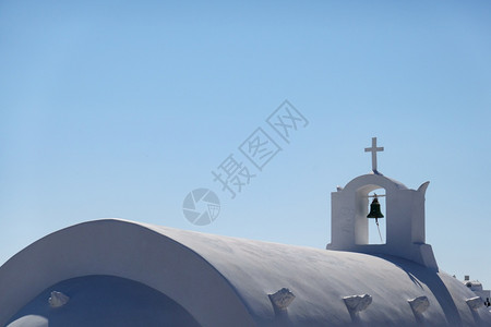 圆顶钟楼希腊奥亚圣托里尼白教堂近在眼前的钟声爱琴海图片