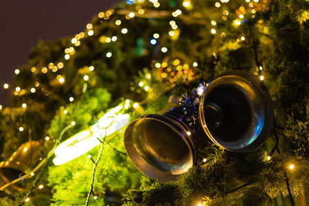 新年树上的古老玩具用灯光照亮模糊的莫斯科充满活力图片