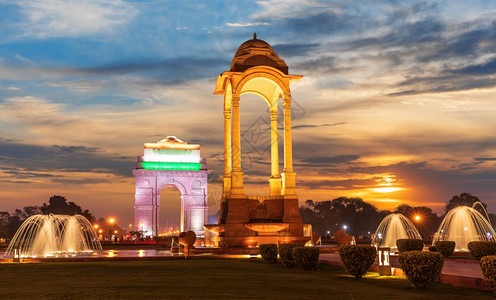 目的地日出历史印度门和新德里树冠日落的景色图片