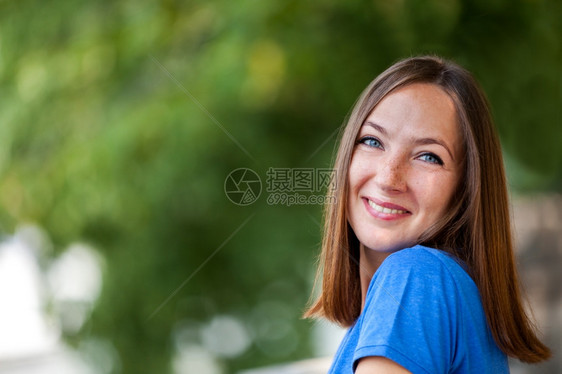 夏天黑发脸露微笑的褐色女人肖像图片