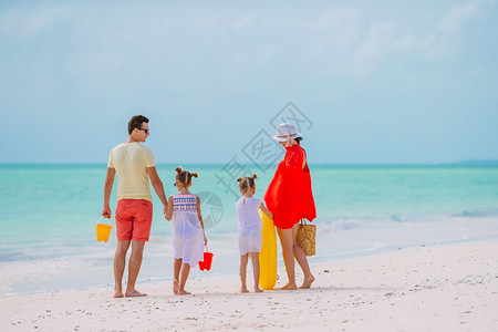 岛请享用年轻的家庭一起在海滩度假年轻的家庭在海滩度假期图片