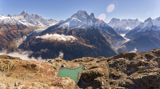 秋天的河水流在山峰背景中丰富多彩的最好勘探图片