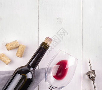 酒红色白木桌上装有软瓶子的玻璃酒生活庆典味道背景