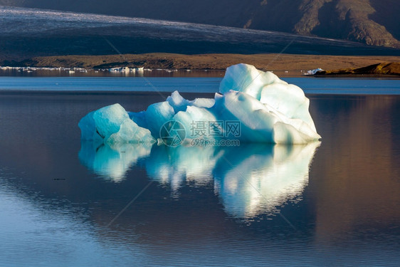 瓦特纳冰川水平的蓝色Jokulsarlon环礁湖带蓝色天空漂浮冰山岛图片