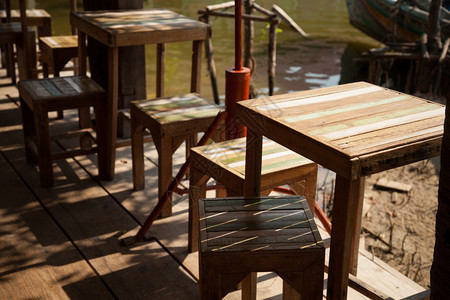 优雅的质与滨海相邻放松餐桌和椅子环境图片