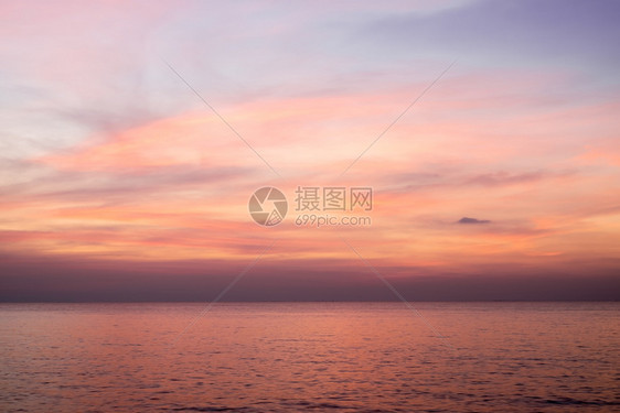 坡度日落时的粉红蓝色和紫天空中的戏剧质地图片
