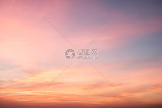 日落时的粉红蓝色和紫天空中的粉色云海洋图片