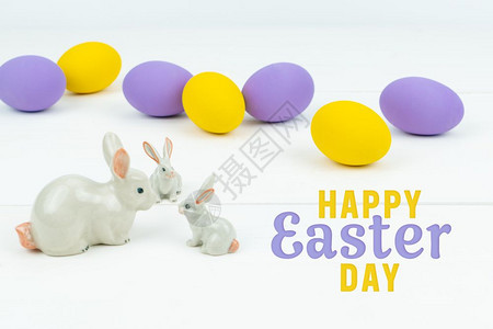 野兔蓝色的带装饰鸡蛋小兔子家庭复活节快乐的图片