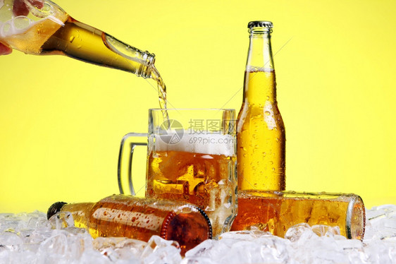 啤酒厂在黄色背景上倒进玻璃杯啤酒倒进玻璃杯布雷泽尔酒鬼图片
