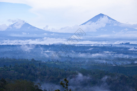 印度尼西亚巴厘岛图尔火山的景观印尼巴厘岛亚洲天高的图片