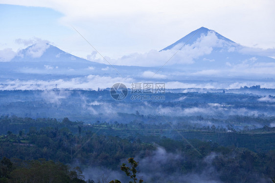印度尼西亚巴厘岛图尔火山的景观印尼巴厘岛亚洲天高的图片