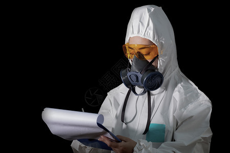 学家传播女士身着化学防护服和毒面具戴白底玻璃眼镜的妇女身穿安全西装的女科学家安全感染概念以及图片
