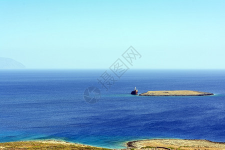 一种目的地希腊凯蒂拉岛的Diakofti港口诺兰号俄罗斯船沉在距离希腊基蒂拉岛的Diakofti港很远处诺兰号俄罗斯船沉远处欧洲图片