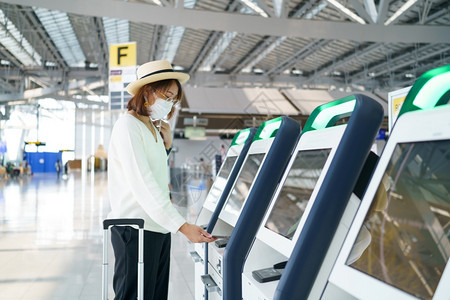 机场戴口罩准备出行的女性图片