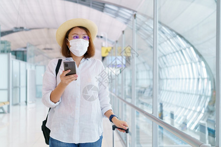 在机场戴口罩准备出行的女性图片