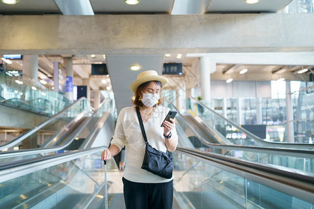 在机场戴口罩准备出行的女性游客图片