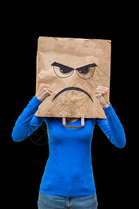情感叉妇女穿着纸袋脸色愤怒在黑背景上被孤立恶毒的图片