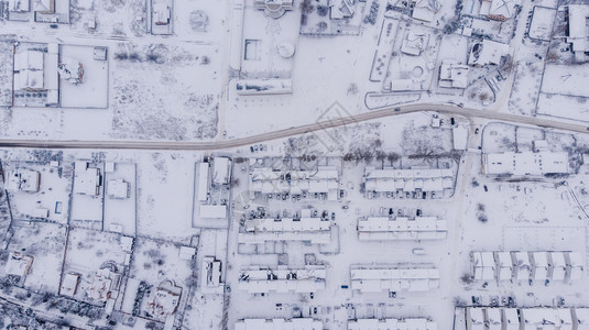 天线航拍下雪的对冬季村空中观察许多房屋对冬季镇的空中观察有许多房屋图片