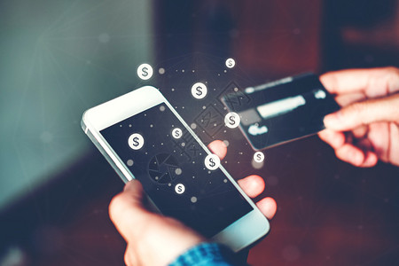 商人货币加密使用有信卡的智能手机网上银行业商Fintech和锁链概念图片
