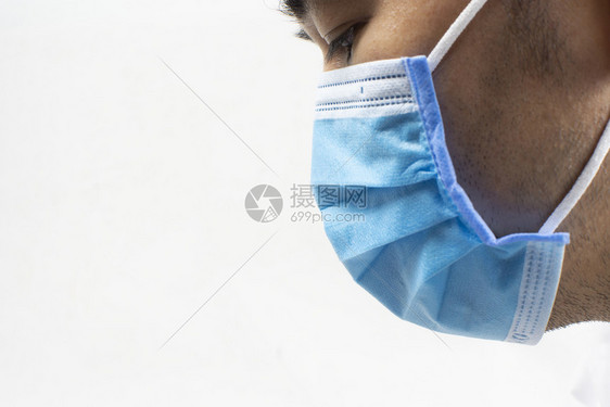 戴外科口罩的医生图片