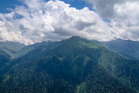 来自土耳其黑海的云多山地风景优美假期卡图片