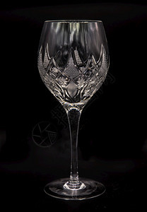清除小路黑背景的葡萄酒清空晶玻璃刻旧风格选择焦点剪裁图片