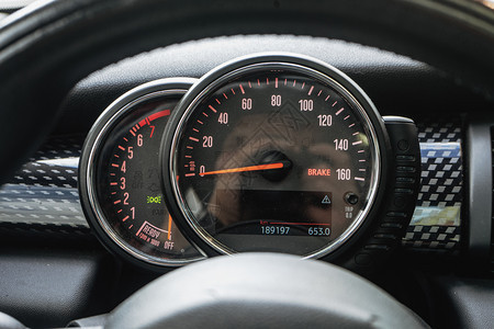 现代汽车仪表配有速度计流和指标转数多媒体速连科图片