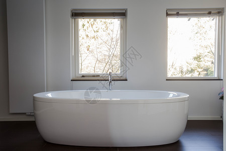 装饰风格设计现代浴室中的白色独立浴缸现代设计浴室中的白色独立浴缸优雅的家图片