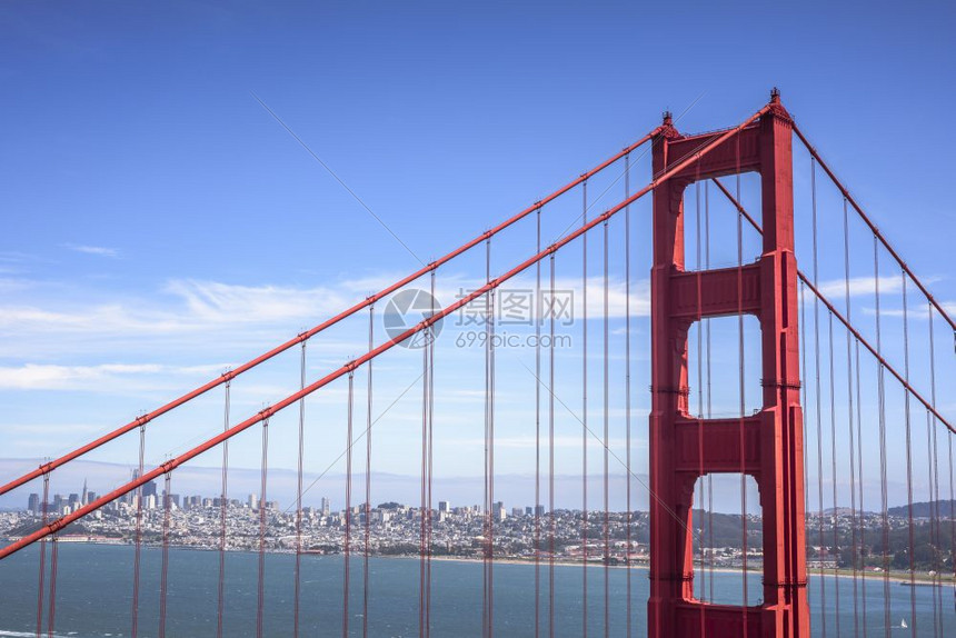 美国海金门大桥第一塔和阳光明媚的旧金山市中心一楼水图片