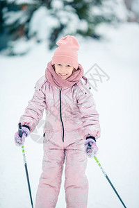 白色的棍子小女孩在山上滑雪子们的冬季运动孩子们在山上滑雪孩子们的冬季运动常设图片