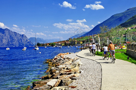 反射全景山意大利北部著名的美丽LagodiGarda湖沿海岸骑自行车的户外活动图片