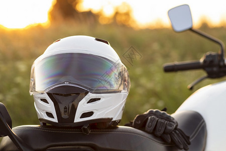 司机夹克快乐的正面图摩托车头盔坐自行高分辨率照片正面图摩托车头盔坐自行高质量照片图片