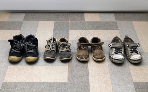 地板上的小脏鞋和靴子磨损关心子图片