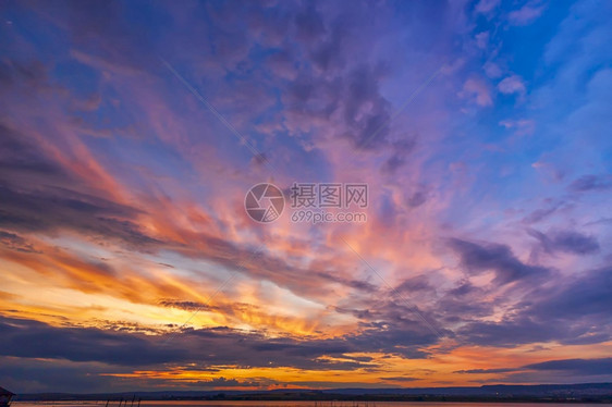 质地极好的美丽天空中令人惊叹的多彩乌云日落之夜的景象惊人图片