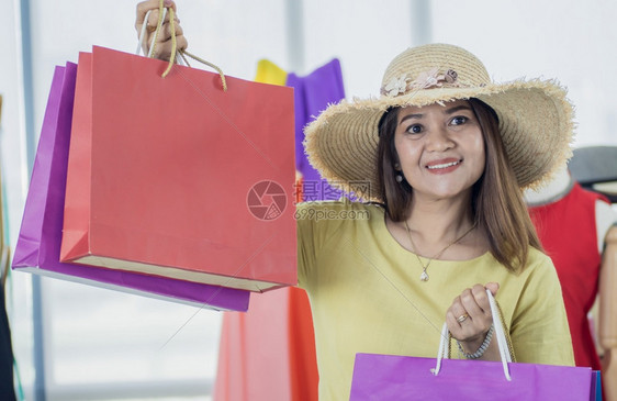衣服女孩一名高级亚洲女设计师展示多彩的纸袋销售和送货服装购买图片