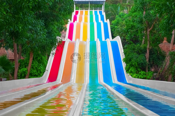 玩运动水池热带上公园的彩色滑梯图片