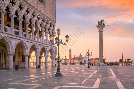 运河意大利日出时威尼斯的圣马克广场拱传统的图片