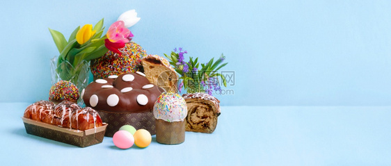 俄语甜的美味东方蛋糕面包和蓝底鸡蛋全景模型图片