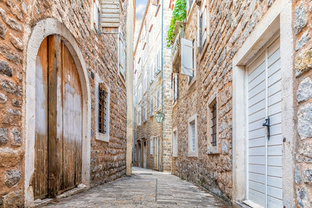 黑山布德瓦老城的狭窄街道清空没有人布达瓦村庄遗产图片