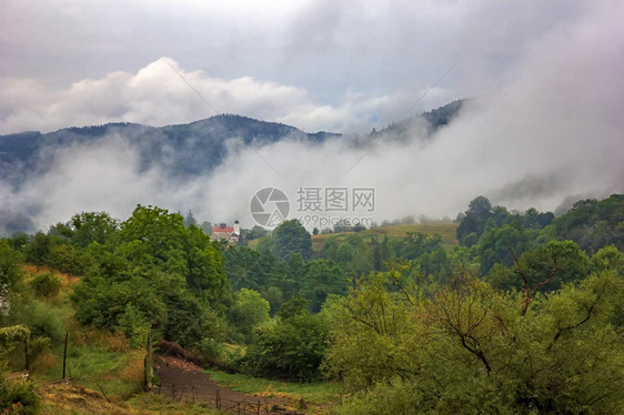 天空绿色美丽的山地风景独自在山上建筑和喷雾旅行图片