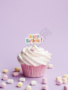 蛋糕奥林巴斯数码相机与生日快乐标志的美味松饼巧克力蜡烛图片