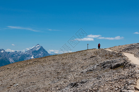 多岩石的丛林徒步拉加佐伊登山者峰顶的石路漫步图片