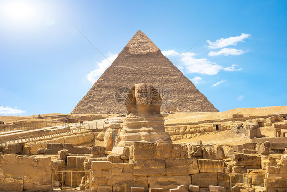车夫非洲雕像埃及吉萨沙漠斯芬克和哈夫雷金字塔前视线图片