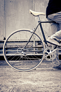骑自行车的青年男子建造休息闲暇图片