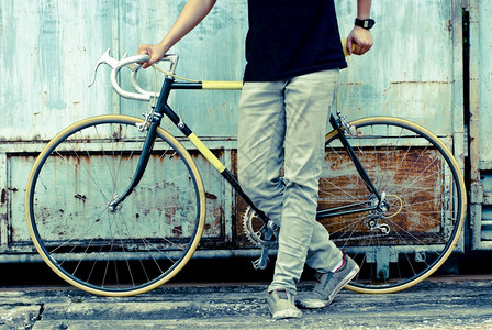 男人关心运输骑自行车的青年男子图片