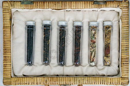 韦杰篮子中不同叶茶收集的六管不同叶茶健康点洋甘菊图片